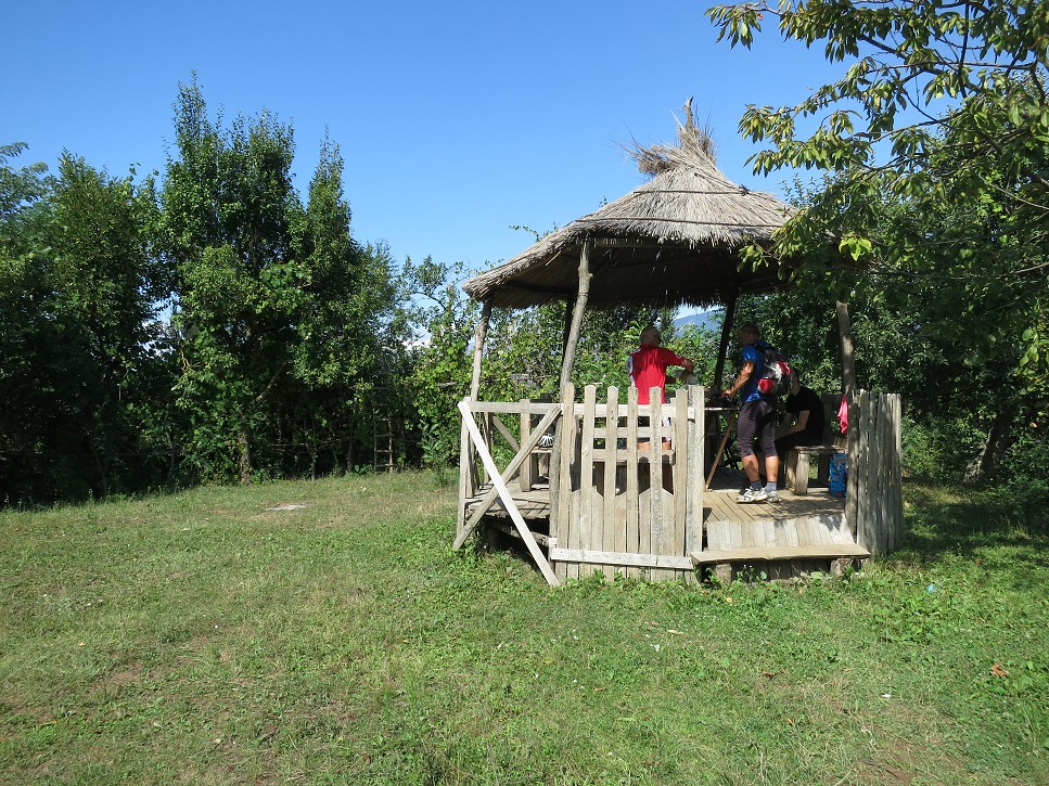 Na lúke rozložíme stany a v altánku sa bude podávať večera