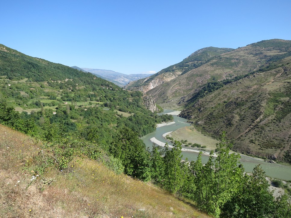 a stúpame úbočím hore