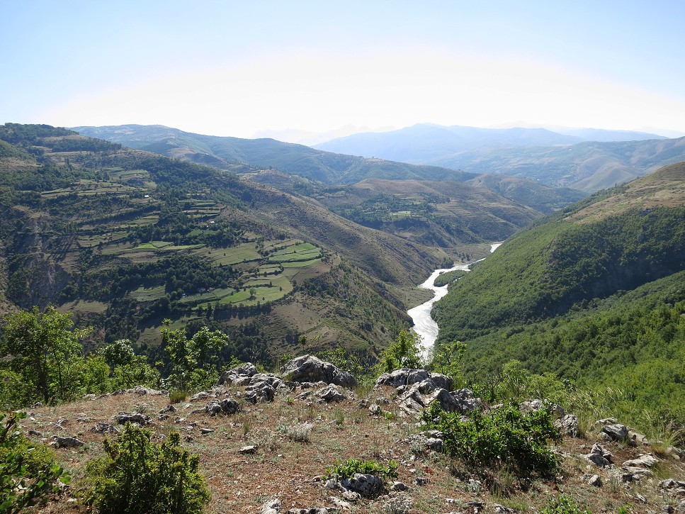 a stúpame úbočím hore