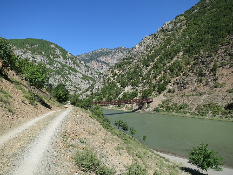 aby sme opäť klesli až k rieke