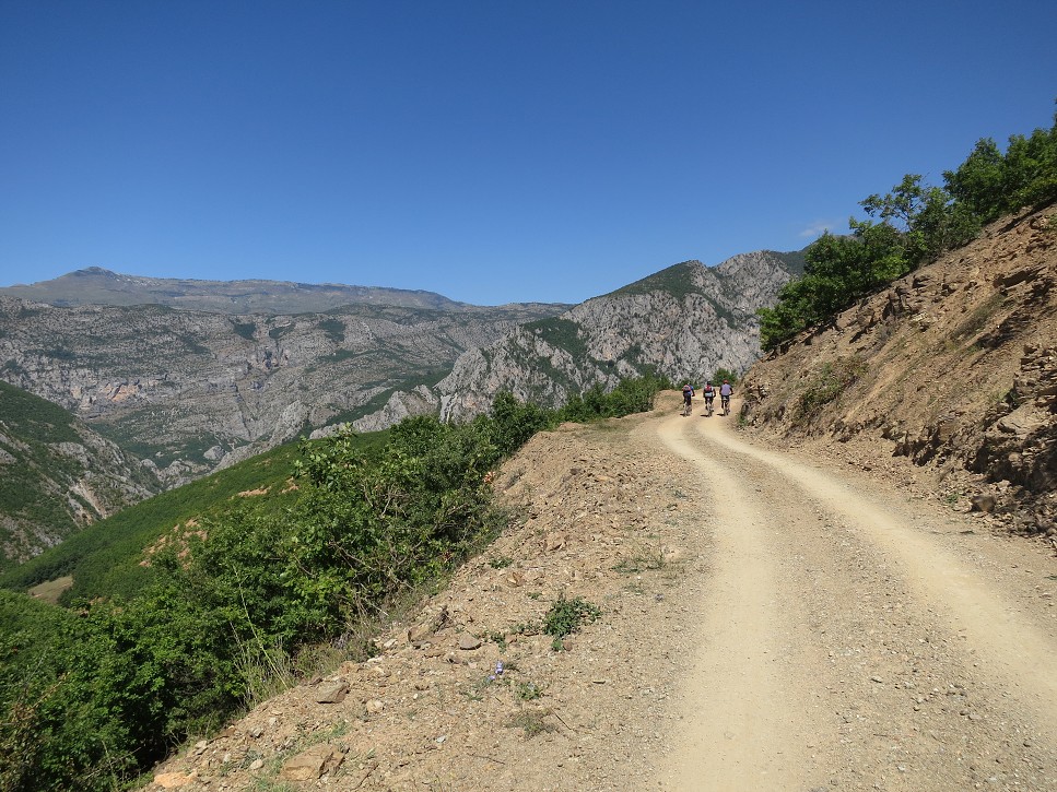 a na druhom brehu zase hore