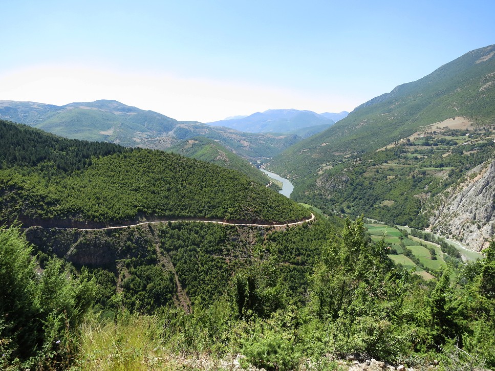 a na druhom brehu zase hore