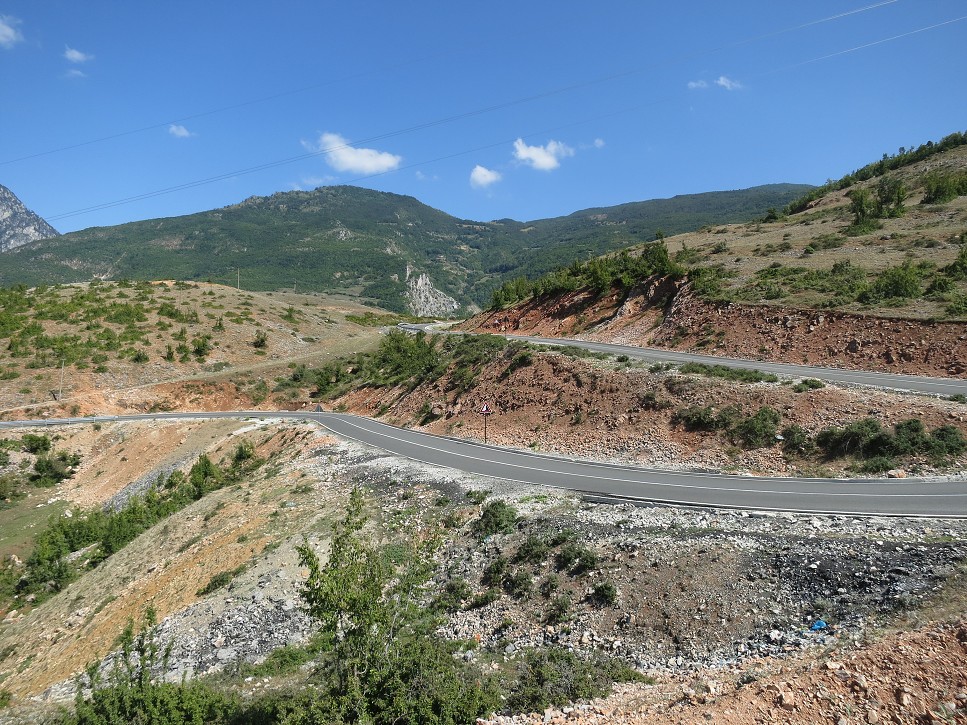 Zjazd po novej asfaltke do údolia