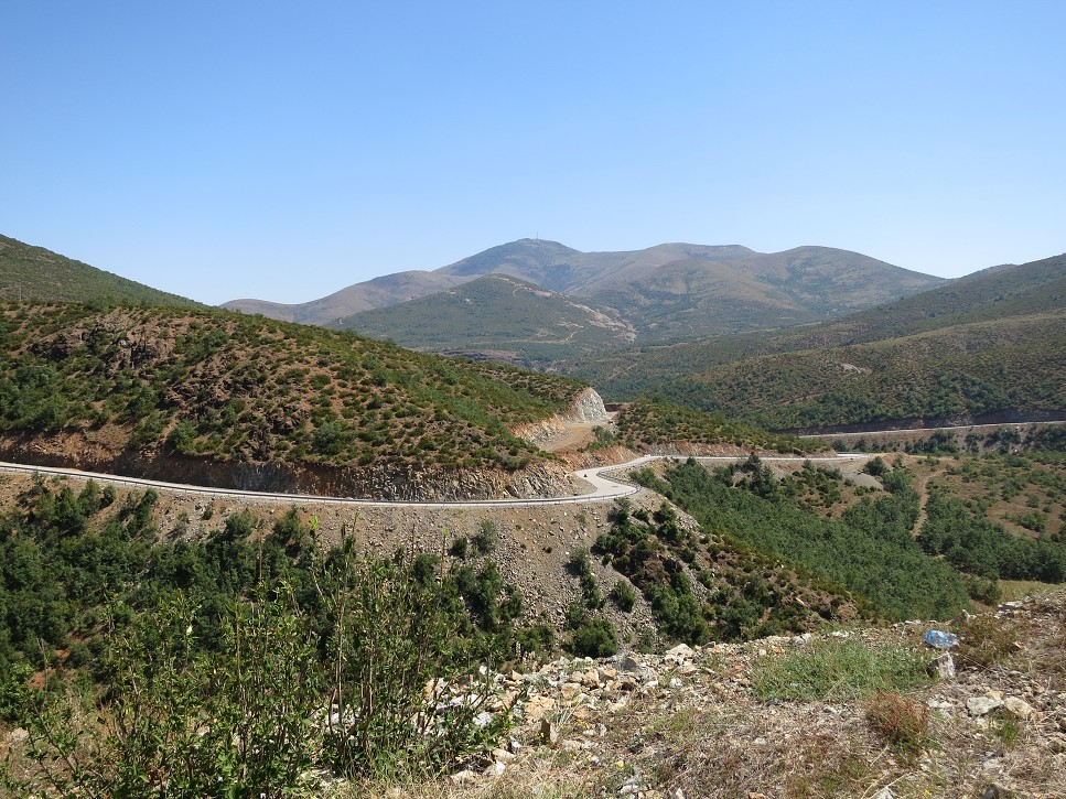 Pohľad späť. Asfaltkou šlapeme hore.