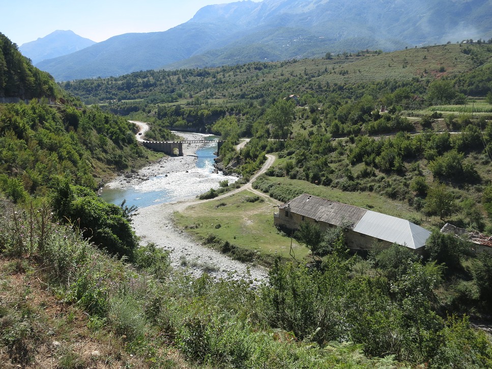 Smerujeme do mesta Bajram Curri.