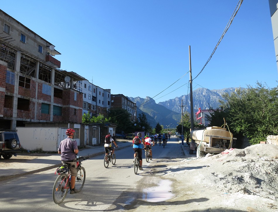 Vjazd do mesta Bajram Curri.