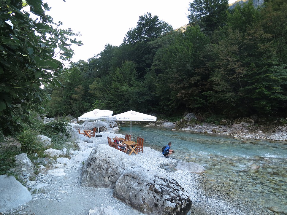 Posedenie pri rieke.