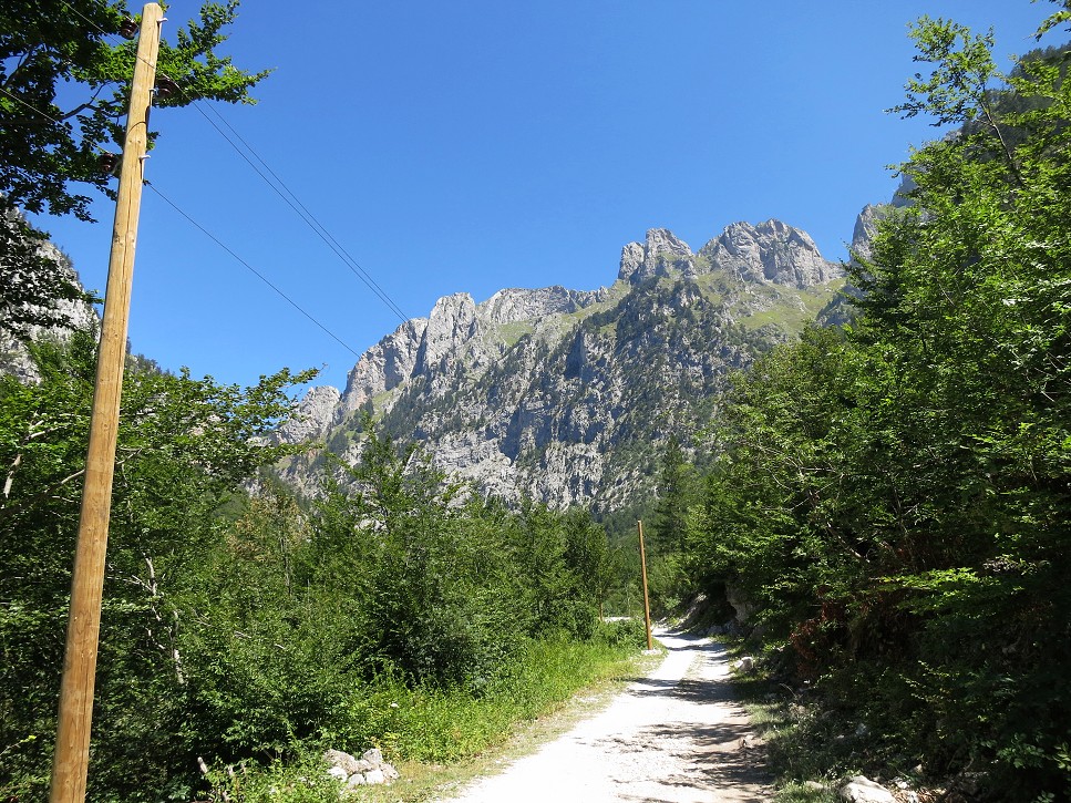 Cesta jedným z bočných údolí.