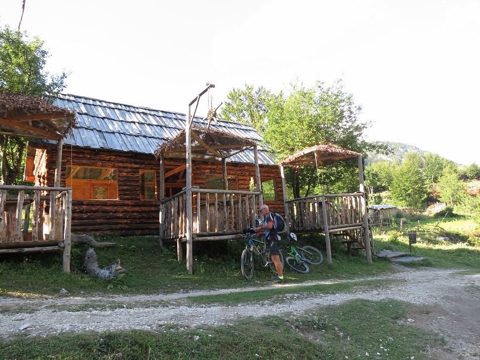 Hospoda v osade Rrogam, na konci údolia.