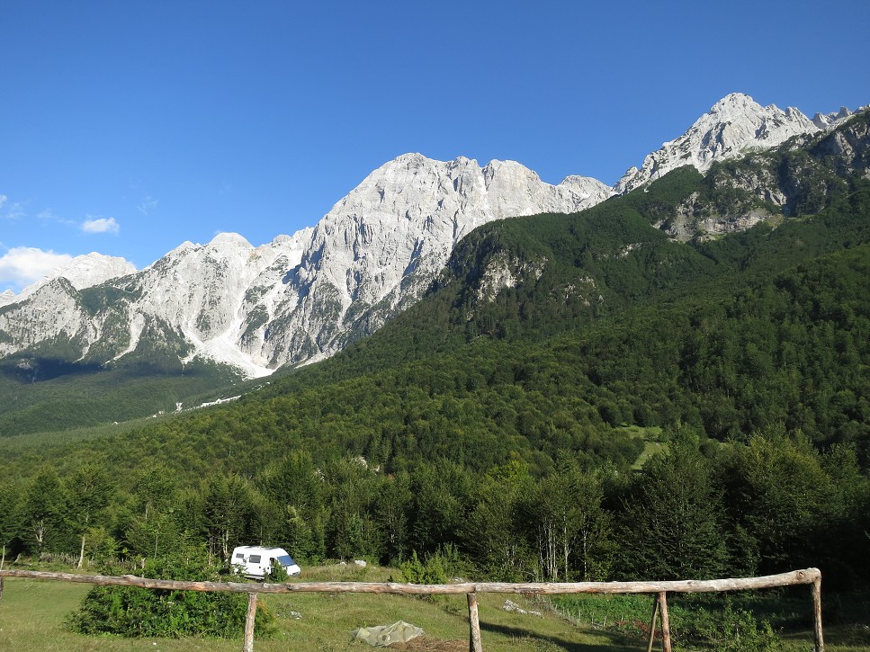 Ďalej sa dá už len peši.