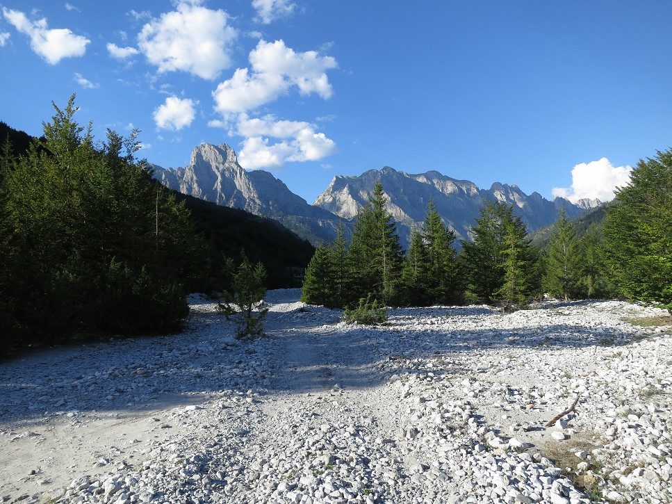 Vraciame sa späť k nášmu táborisku.