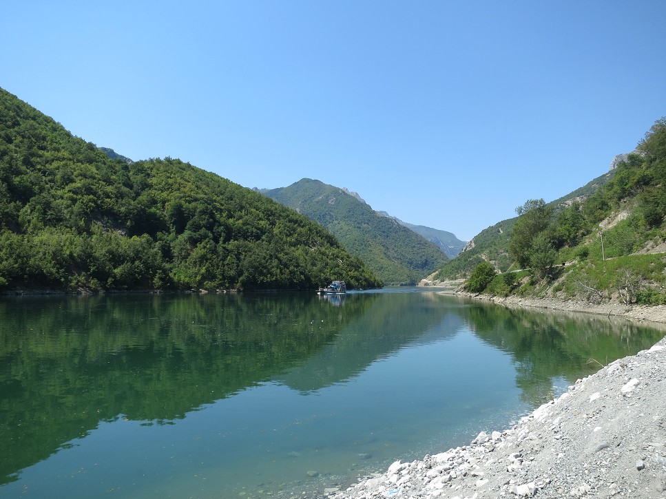 Dnes ľahká etapa, smerujeme k jazeru Komani.