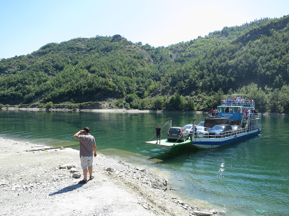 Náš trajekt práve prichádza.