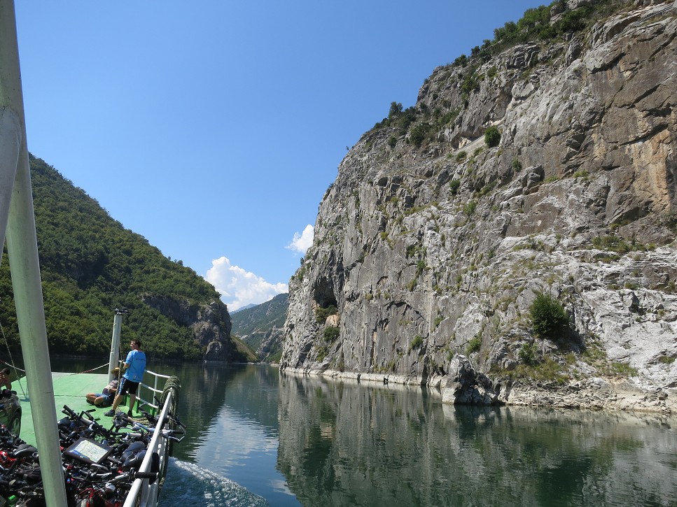 Plavba po jazere Komani.