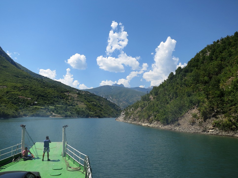 Plavba po jazere Komani.