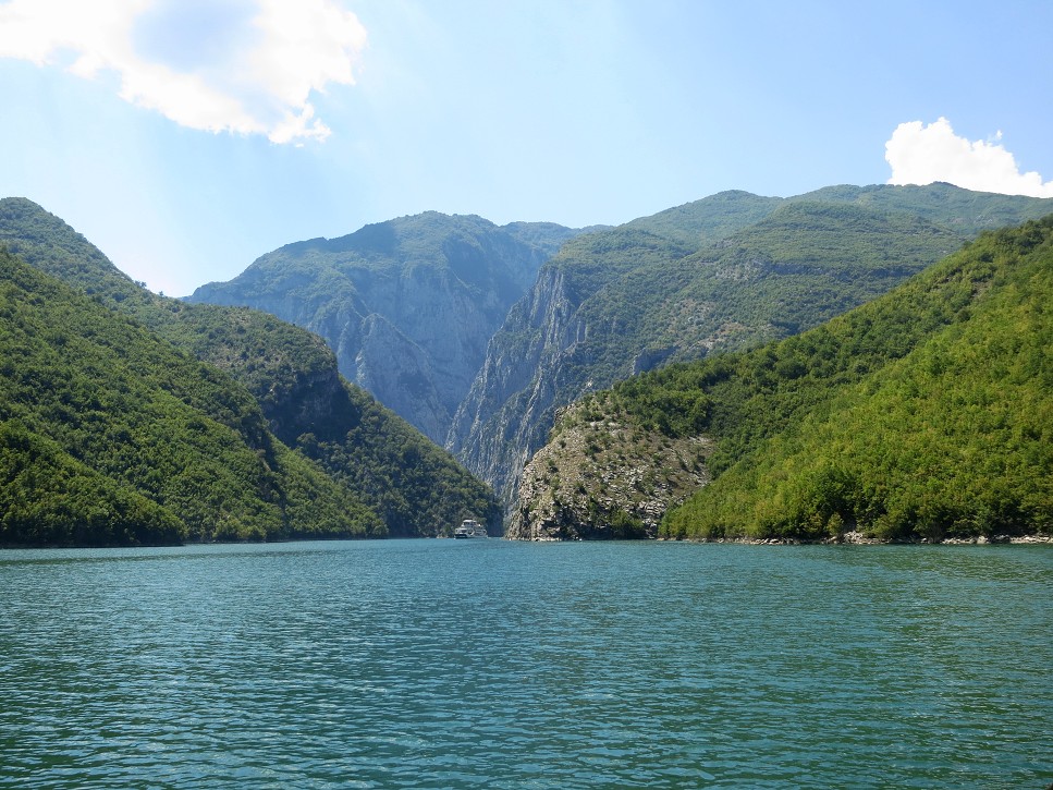 Plavba po jazere Komani.