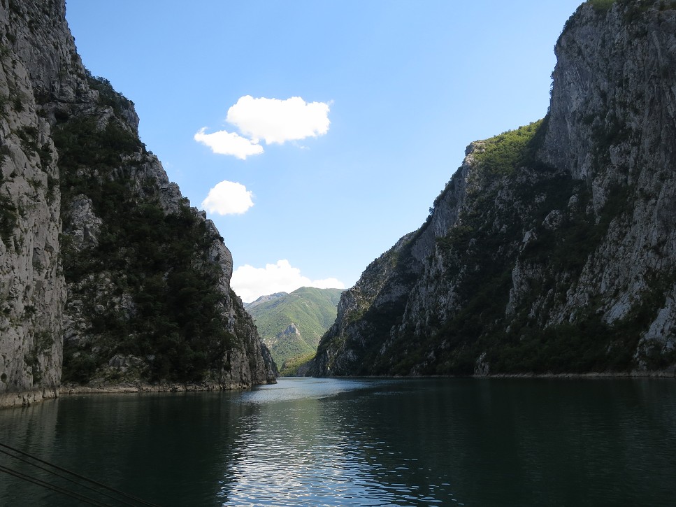 Plavba po jazere Komani.