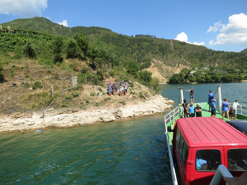 Medzipristátie, naberieme ďalších pasažierov.