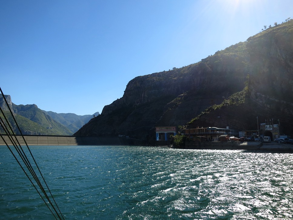 Priehradný múr, ďalej sa dá už len tunelom.