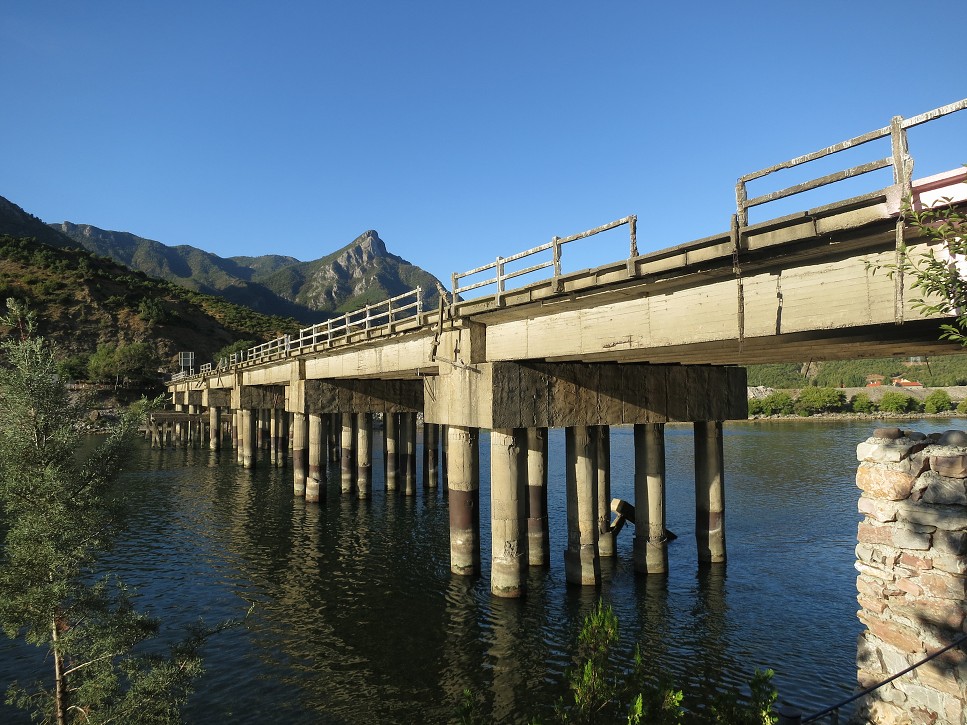 Most, pod ktorým je 