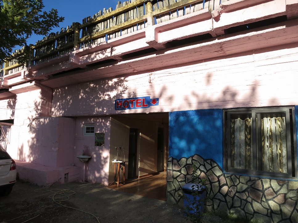 Ale aspoň má sprchu s teplou vodou.