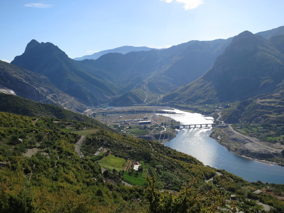 Opäť treba vystúpať od rieky kamsi hore.