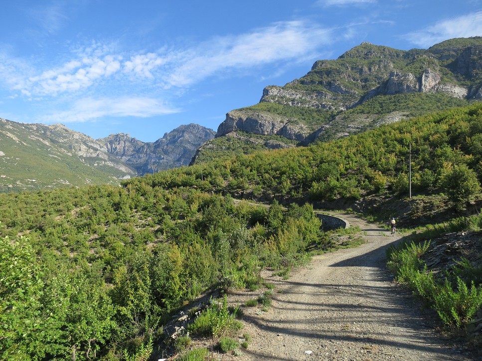 Opäť treba vystúpať od rieky kamsi hore.