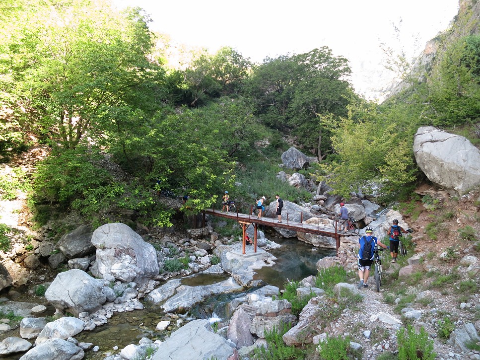 Akýsi potok v údolí.