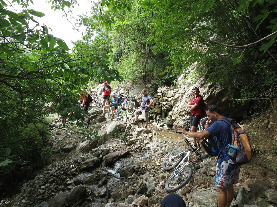 Vraj je to tadiaľto skratka.