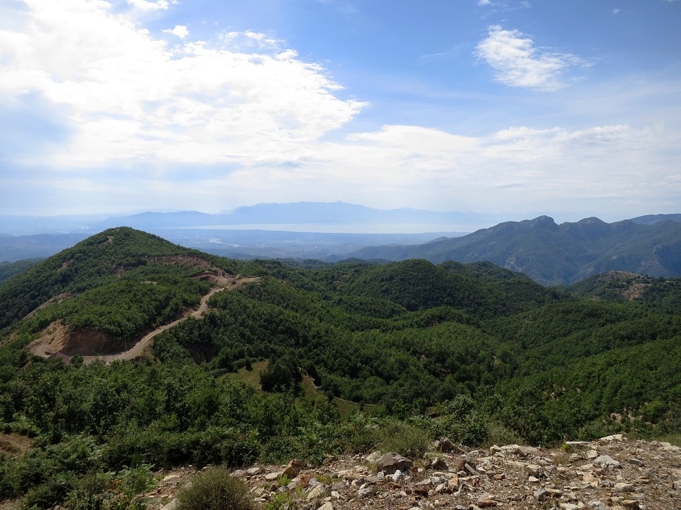 Skadarské jazero v diaľke.