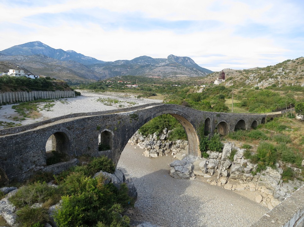 Starý most v mestečku Mes.