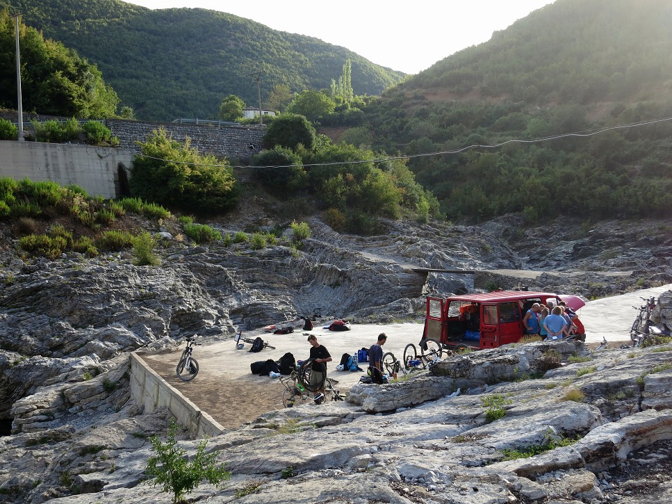 Štvrtok ráno. Zbaliť veci a môžeme vyraziť.