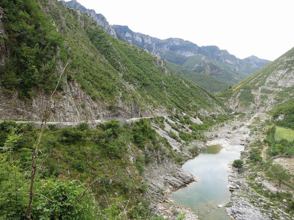 Cesta popri rieke Kiri.