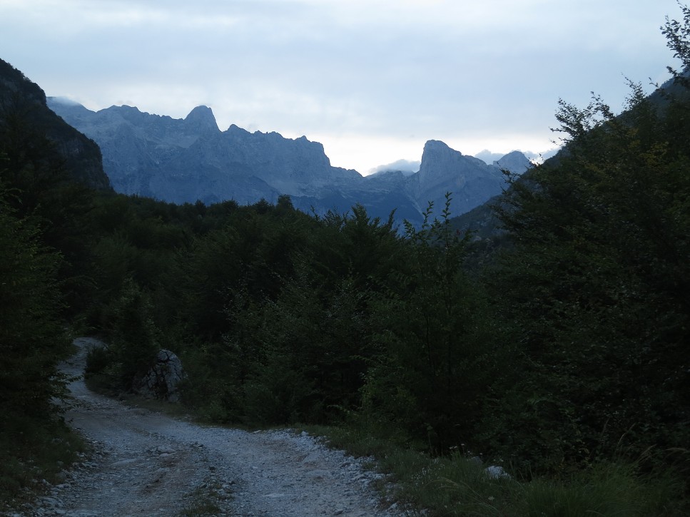 Stmieva sa a náš nocľah v Thet je ešte ďaleko.