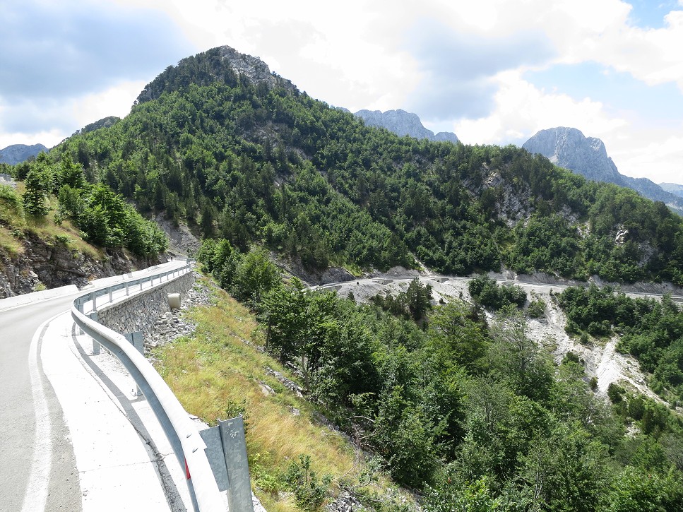 Zjazd novou asfaltkou do údolia.