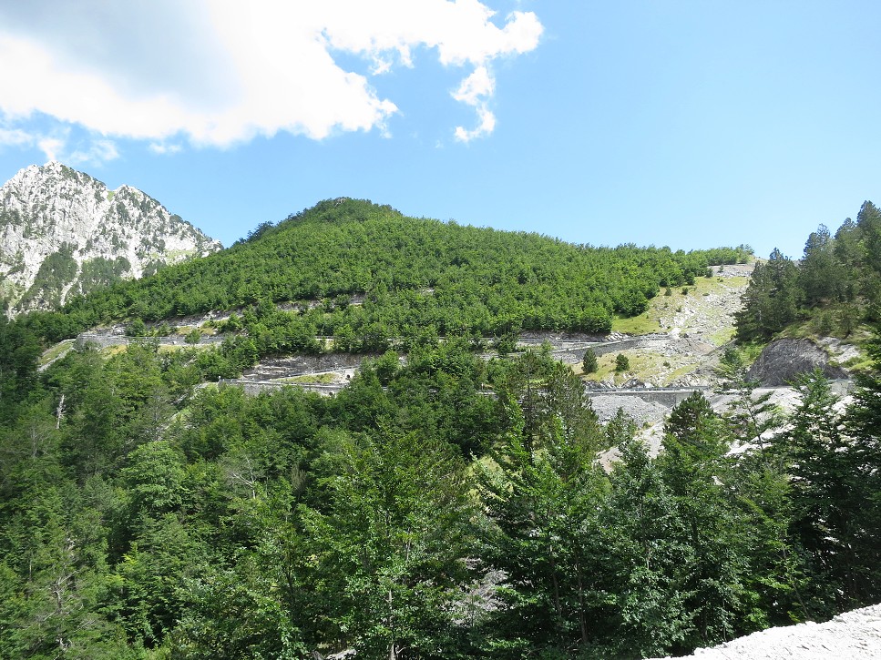 Zjazd novou asfaltkou do údolia.