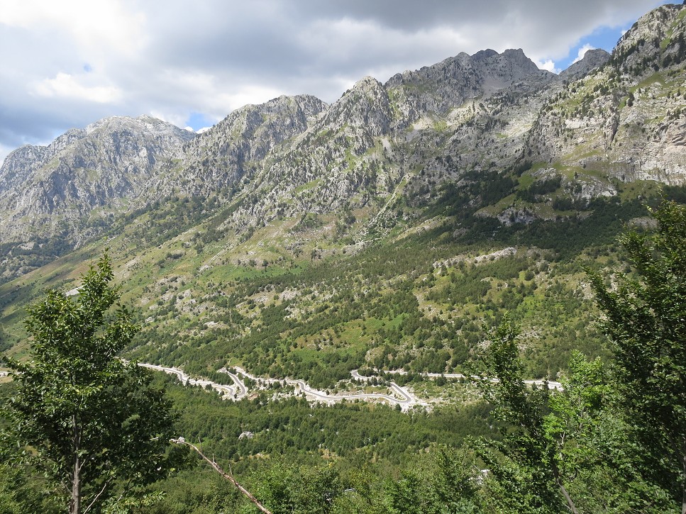 Zjazd novou asfaltkou do údolia.