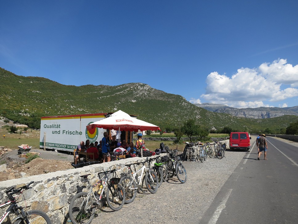 Občerstvenie pred stúpaním do sedla.