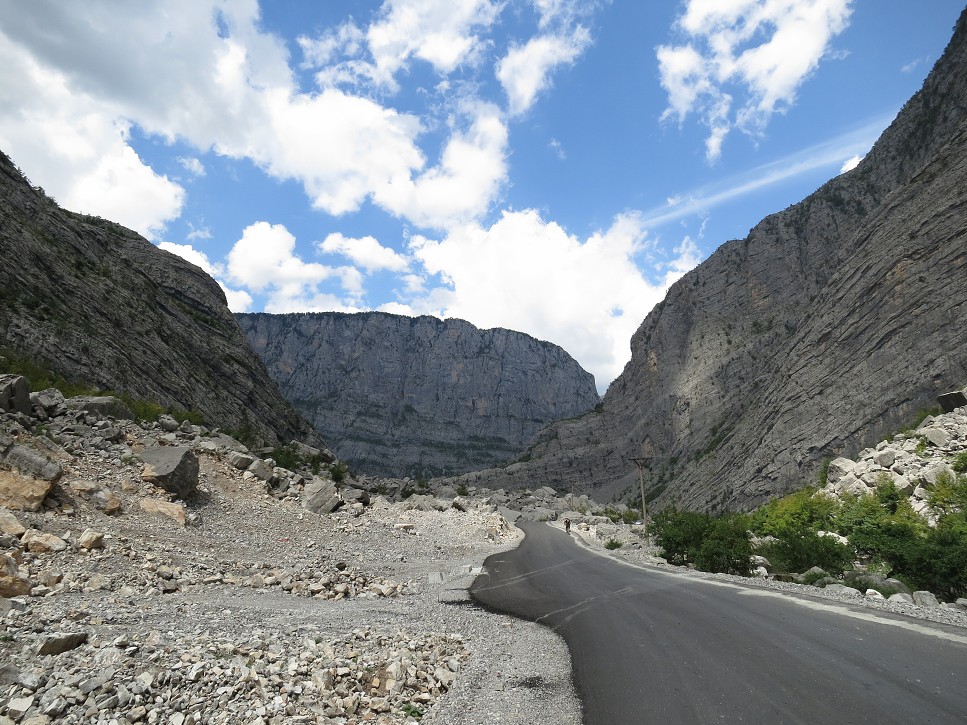Nekonečné stúpanie do osady Lepushe, miesta nášho nocľahu.