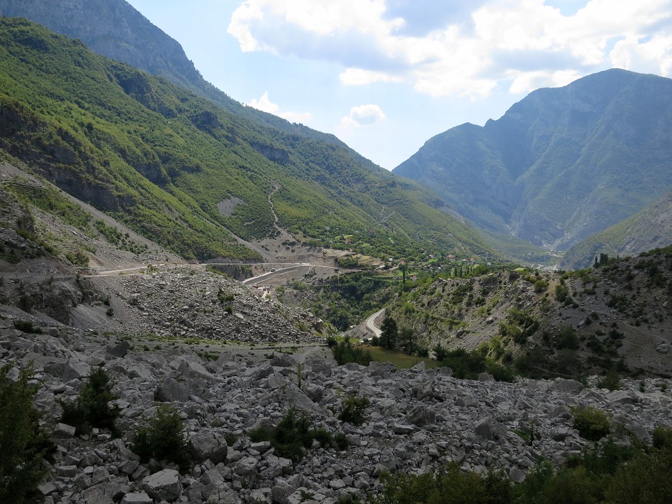 Nekonečné stúpanie do osady Lepushe, miesta nášho nocľahu.