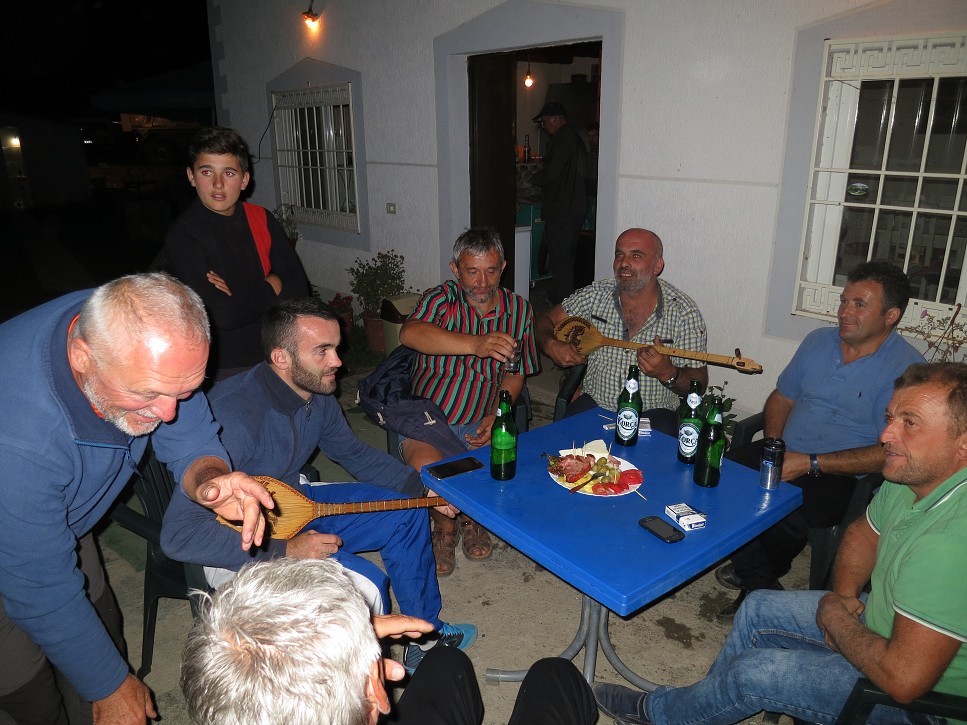 Miestni nám zahrali na rozlúčku.