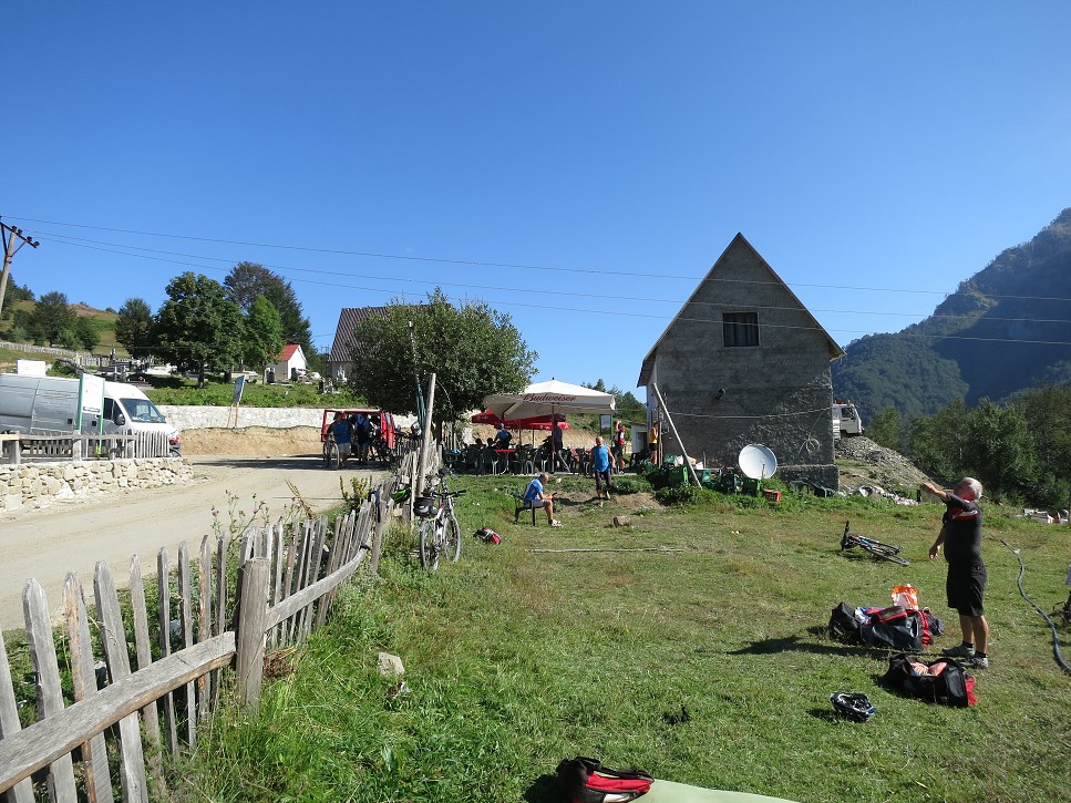 Nedeľa ráno, balíme.