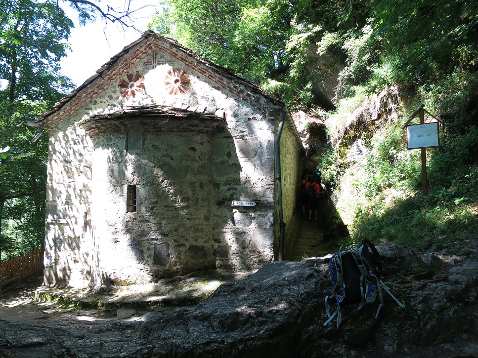 Tu žil akýsi mních