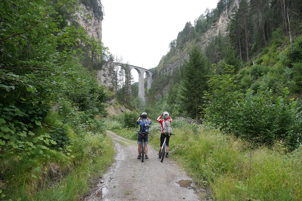Blížime sa k Landwasserviaduktu