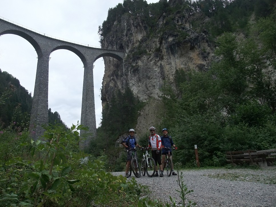 Naše družstvo pod Landwasserviaduktom