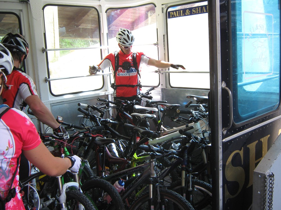 Ledva sme sa pomestili