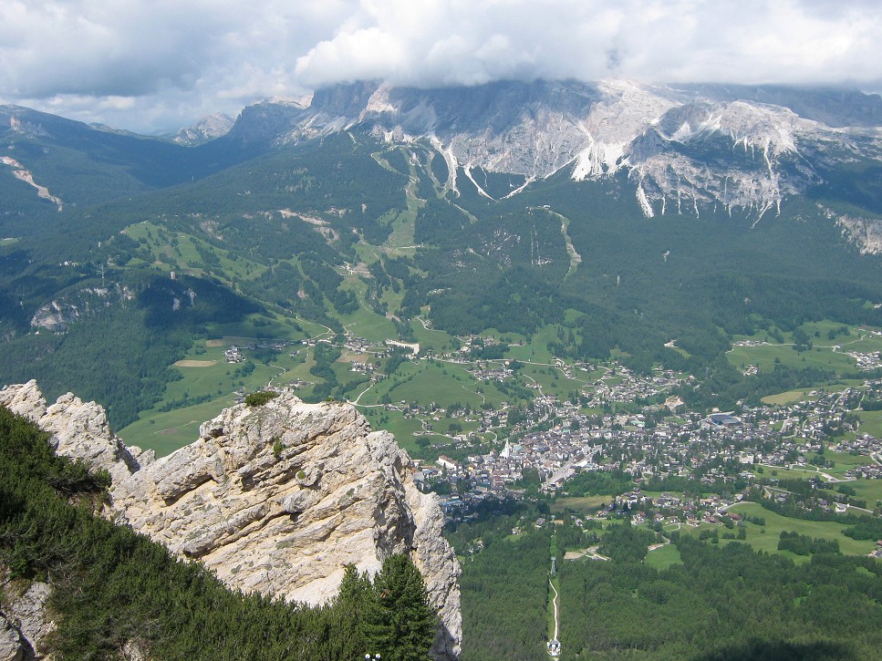 Cortina d'Ampezzo v údolí