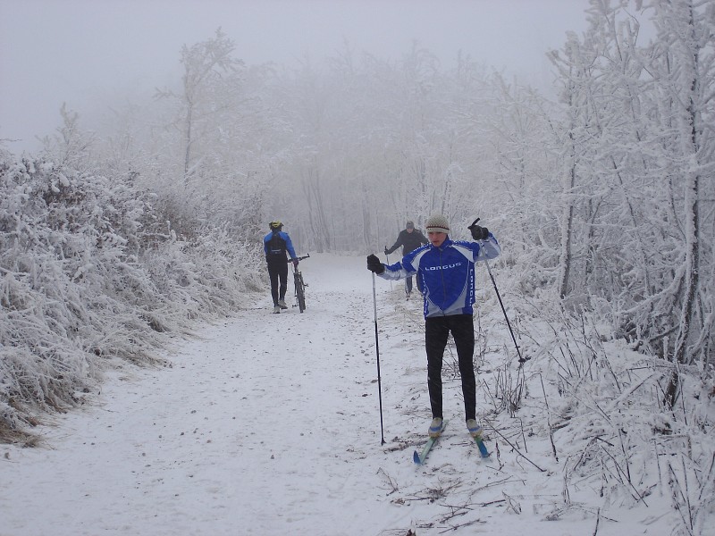 V��lap na Konsk� hlavy. Nejak� ly�iarky sa r�tia dole. 