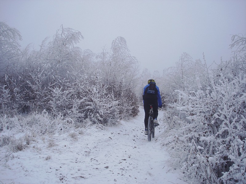 Tu je u� snehu menej 