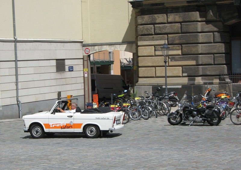Parkovisko pre bicykle a trabant